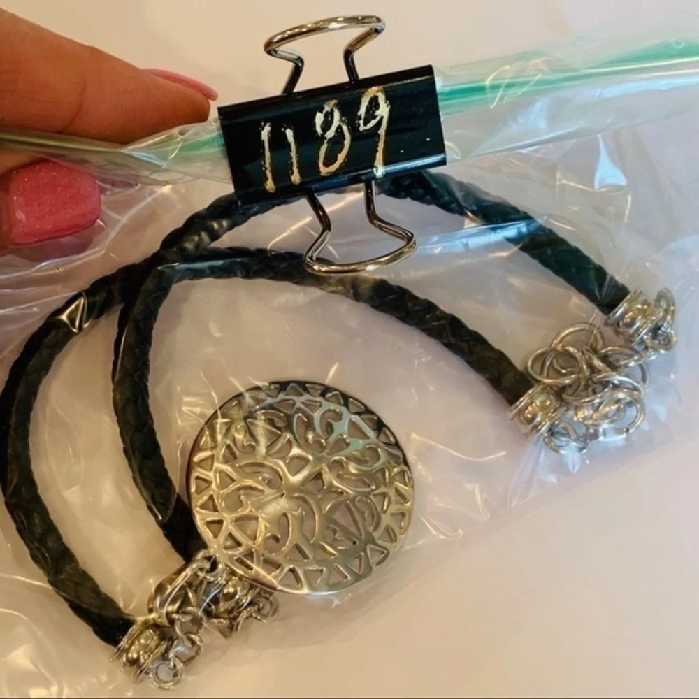 Premier design medallion style pendant leather - Picture 10 of 10